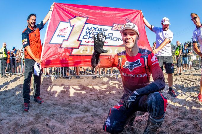 Tim Gajser slaví titul mistra světa MXGP 2022