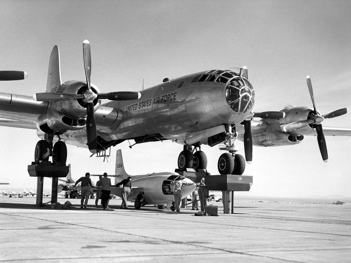 Letoun Bell X-1 číslo 3 před připojením k letounu B-50 Superfortress. Fotografie z listopadu roku 1951