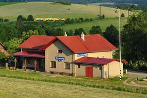 Tohle je nejkrásnější nádraží v Česku. Najdete ho na Vysočině ve vesničce Rozsochy