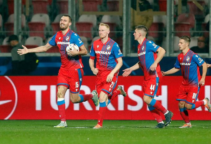 Hráči Plzně slaví gól na 1:2 v zápase LM Plzeň - Barcelona