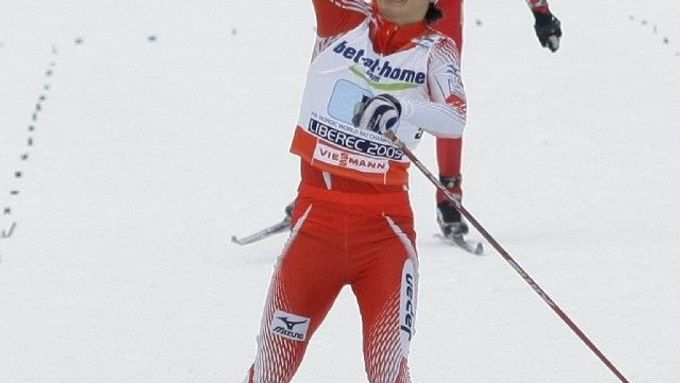 Japonec Norihito Kobajaši finišuje jako první v týmovém závodě sdruženářů na světovém šampionátu v Liberci.