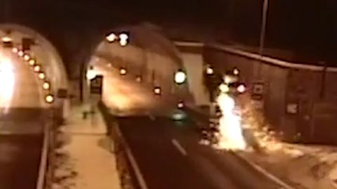 Náraz katapultoval slovenské auto do vzduchu, přistálo až v tunelu
