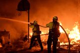 Největší požár zachvátil okres Ventura severozápadně od Los Angeles, kde se oheň rozšířil na plochu přes 460 kilometrů čtverečních.