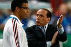 Nechce už Berlusconi své AC Milán? Prodal 48 procent akcií
