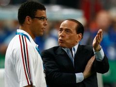 Majitel AC Milán a bývalý italský premiér Silvio Berlusconi (vpravo) hovoří s Ronaldem před finále Ligy mistrů.