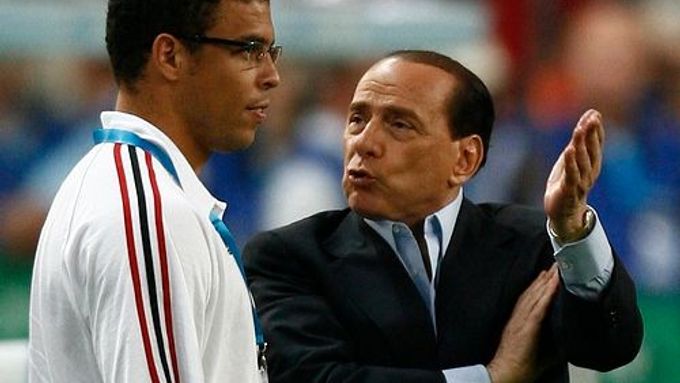 Berlusconi přivedl do AC mimo jiné i Ronalda.