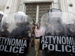 Řekové protestují: policie má permanentně pohotovost