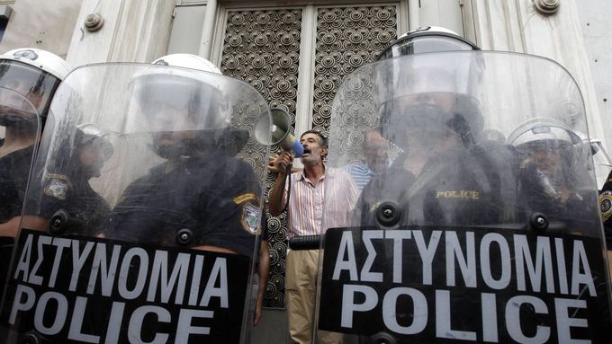 Z demonstrace proti úsporným opatřením v Aténách.