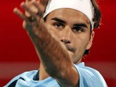 Jednička žebříčku ATP Roger Federer ze Švýcarka podává na turnaji v Dubaji proti krajanovi Stanislasovi Wawrinkovi.