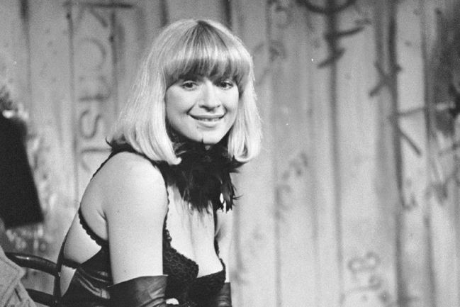 Účes herečky Jany Paulové v divadelním představení S Pydlou v zádech v divadle Semafor v roce 1982
