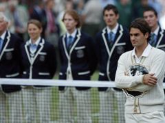 Tady se definitivně začala bortit vláda Rogera Federera. Po nekonečné, krásné a dramatické bitvě prohrál před setměním wimbledonské finále s Rafaelem Nadalem.
