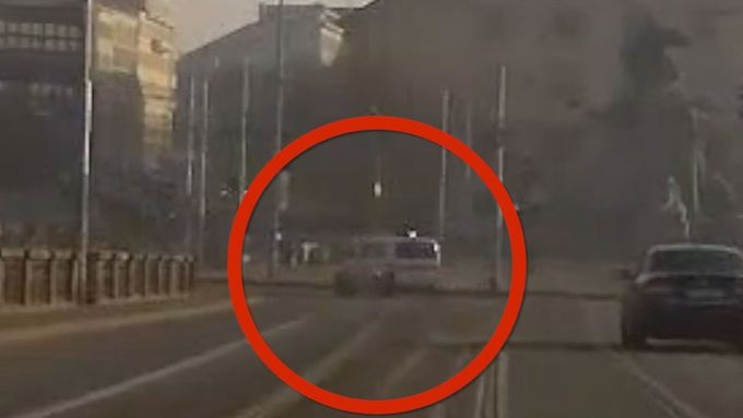 Opilý řidič sanitky projížděl křižovatky na červenou s rozsvíceným majákem