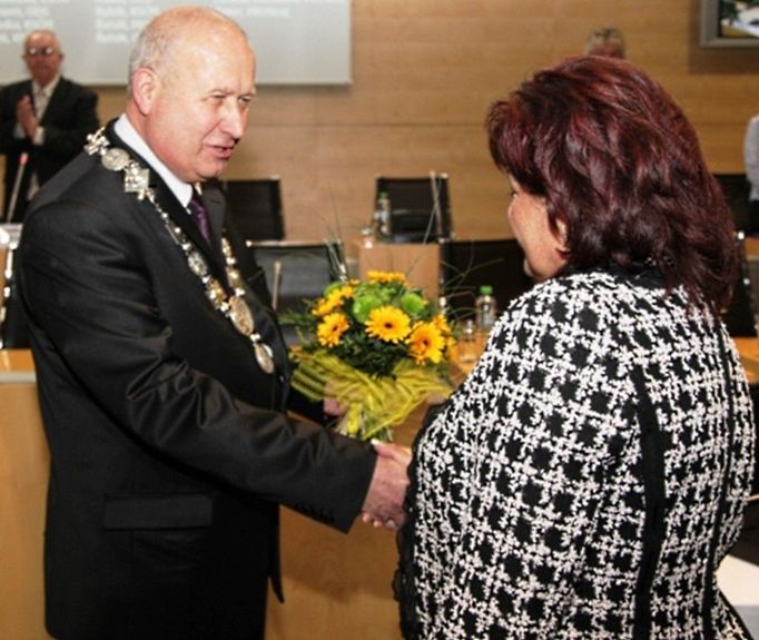 Předávání žezla, respektive řetězu: nový hejtman Oldřich Bubeníček a bývalá hejtmanka, současná vicehejtmanka Jana Vaňhová.