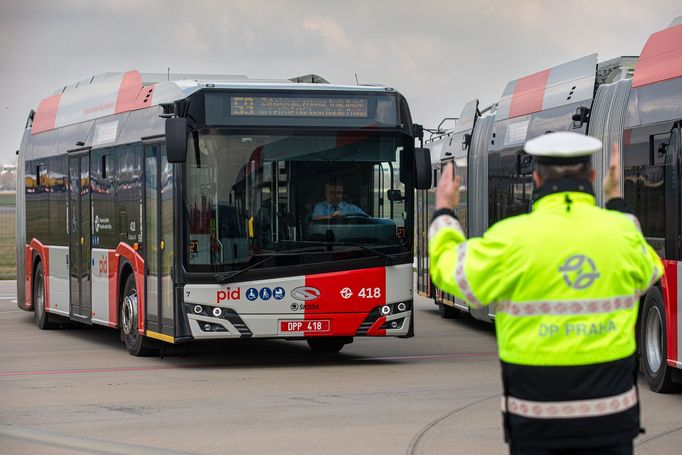 Trolejbusy Škoda Solaris 24, které jezdí z pražského letiště na lince 59 do Nádraží Veleslavín.