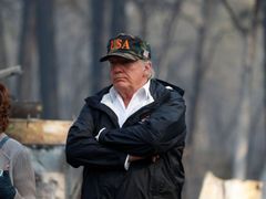 Americký prezident Donald Trump navštívil požáry zdevastovanou Kalifornii.
