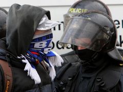 Maskované setkání. Na fotbalové fanoušky dohlíželo v Praze na 500 policistů. Celou situaci navíc ze vzduchu monitoroval policejní vrtulník a v terénu byl také antikonfliktní tým.