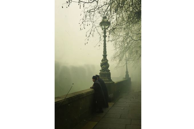 Dopolední smog na nábřeží u Blackfriars v Londýně, 5. prosince 1952. Lidé hledí do neprostupné mlhy, která zahalila město na pět dní. Kolorováno