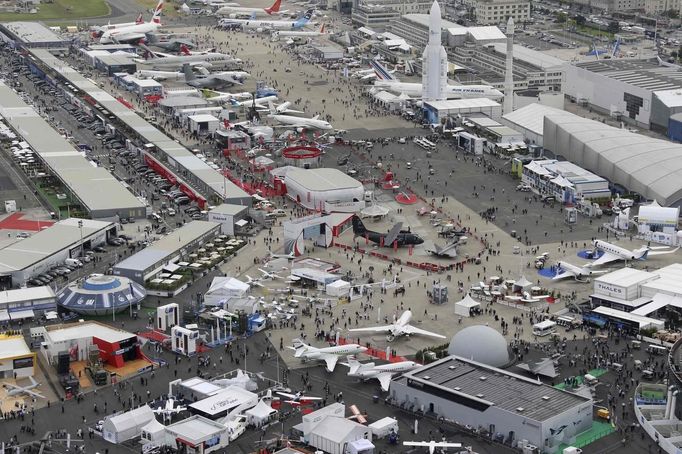 An aerial view of the 50th Paris Air Show, at Le Bourget airport near Paris, June 18, 2013. The air show runs from June 17 to 23. REUTERS/Pascal Rossignol (FRANCE - Tags: BUSINESS TRANSPORT MILITARY)