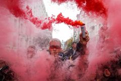 Protesty v červeném dýmu. Proti "kapitulaci" demonstrovalo na Ukrajině 10 tisíc lidí