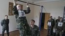 A recruit does pull-ups during a fitness test in an infantry unit camp based in Kiev October 15, 2012. REUTERS/Gleb Garanich (UKRAINE - Tags: MILITARY) Published: Říj. 15, 2012, 12:24 odp.