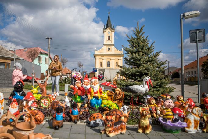 Malý park v Úľanech nad Žitavou "ovládli" trpaslíci.