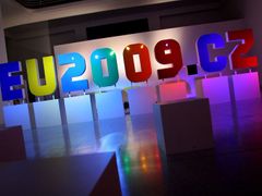 V polovině listopadu 2008 finišovaly přípravy na půlrok českého předsednictví Evropské unii. Logo navrhnuté grafikem Tomášem Pakostou bylo představeno ve Veletržním paláci.