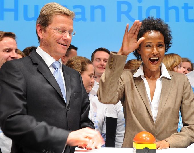 Německý ministr zahraničí Guido Westerwelle a aktivistka Waris Dirie v Berlíně v květnu 2011 zahajují online soutěž o logo podporující lidská práva.