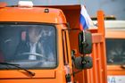 Putin se v kamionu nepřipoutal, ale předpisy dodržel, protože most se ještě neužívá, tvrdí ochranka