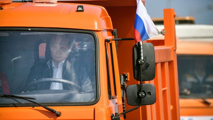 Vladimir Putin přejel nový most na Krym v kamionu.