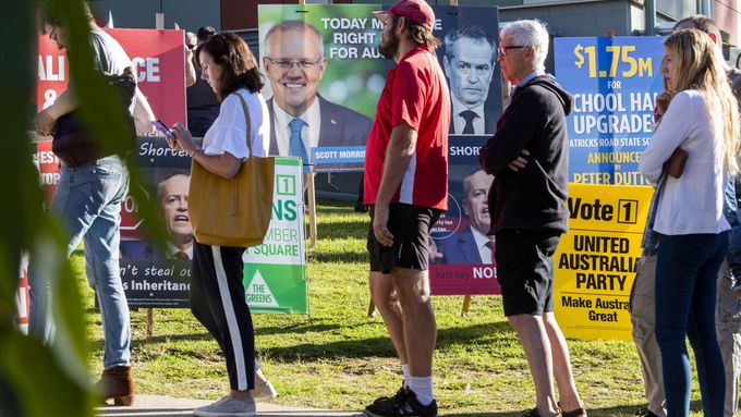Fronta voličů v australském městě Brisbane ve státě Queensland.