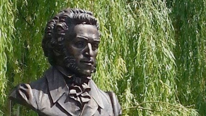 Busta ruského básníka Alexandra Sergejeviče Puškina v Praze.