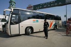 Přeplněný autobus spadl do řeky, 21 mrtvých