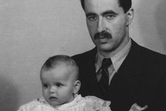 Otec Karel VI. Schwarzenberg s nejmladší dcerou Annou Marií. (Snímek z roku 1944, Ateliér Paul)