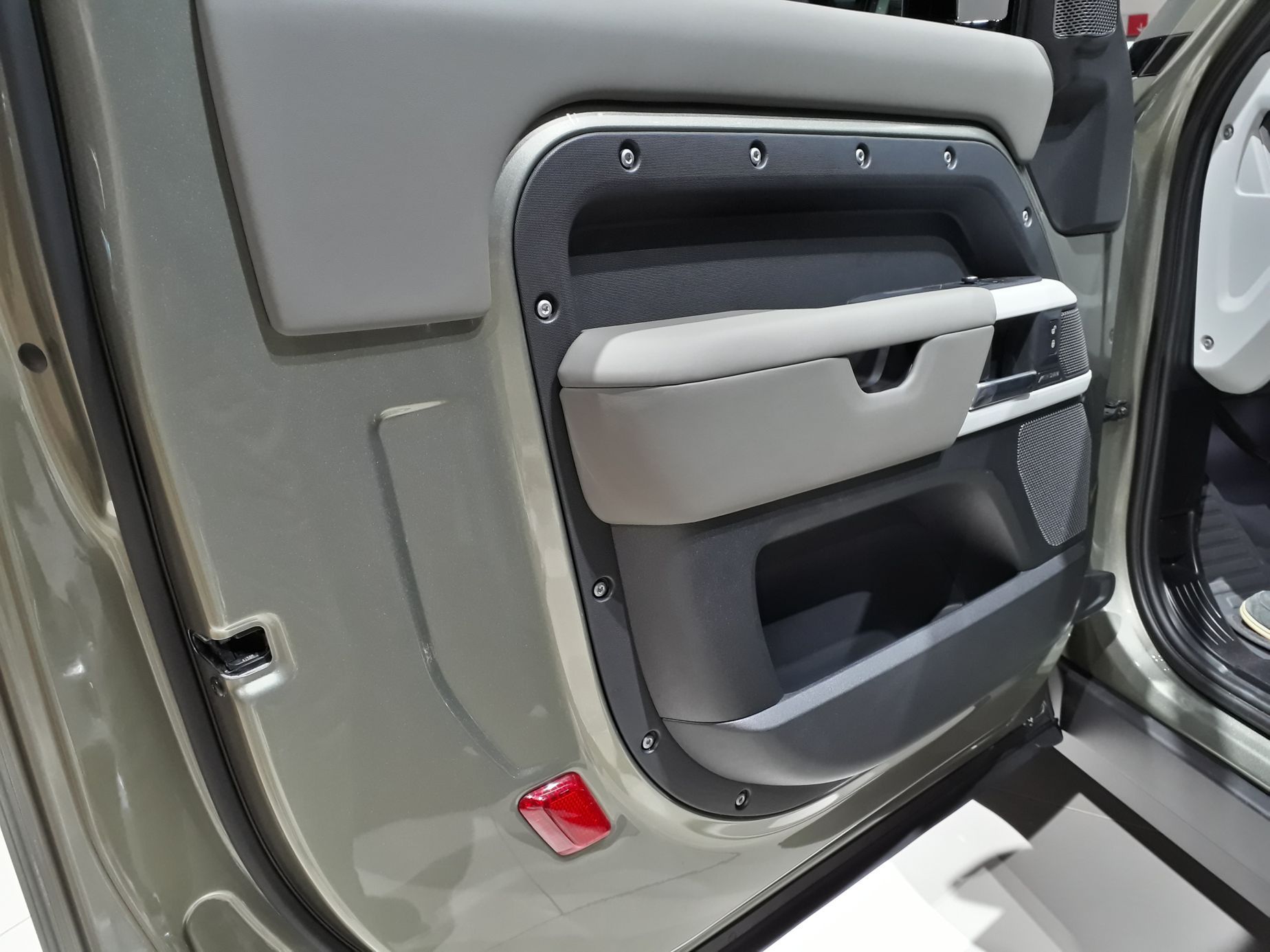 Land Rover Defender živě na IAA