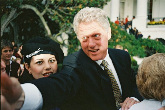 Americký prezident Bill Clinton a stážistka v Bílém domě Monica Lewinská na oslavě na jižním trávníku Bílého domu, listopad 1996