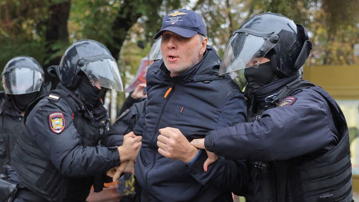 Dagestánci se na protestech perou s policisty. V Rusku se mluví o zavření hranic; Zdroj foto: Reuters