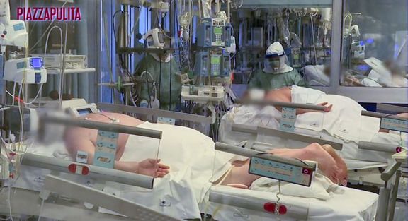 Pacient v italské nemocnici leží v pronační poloze.