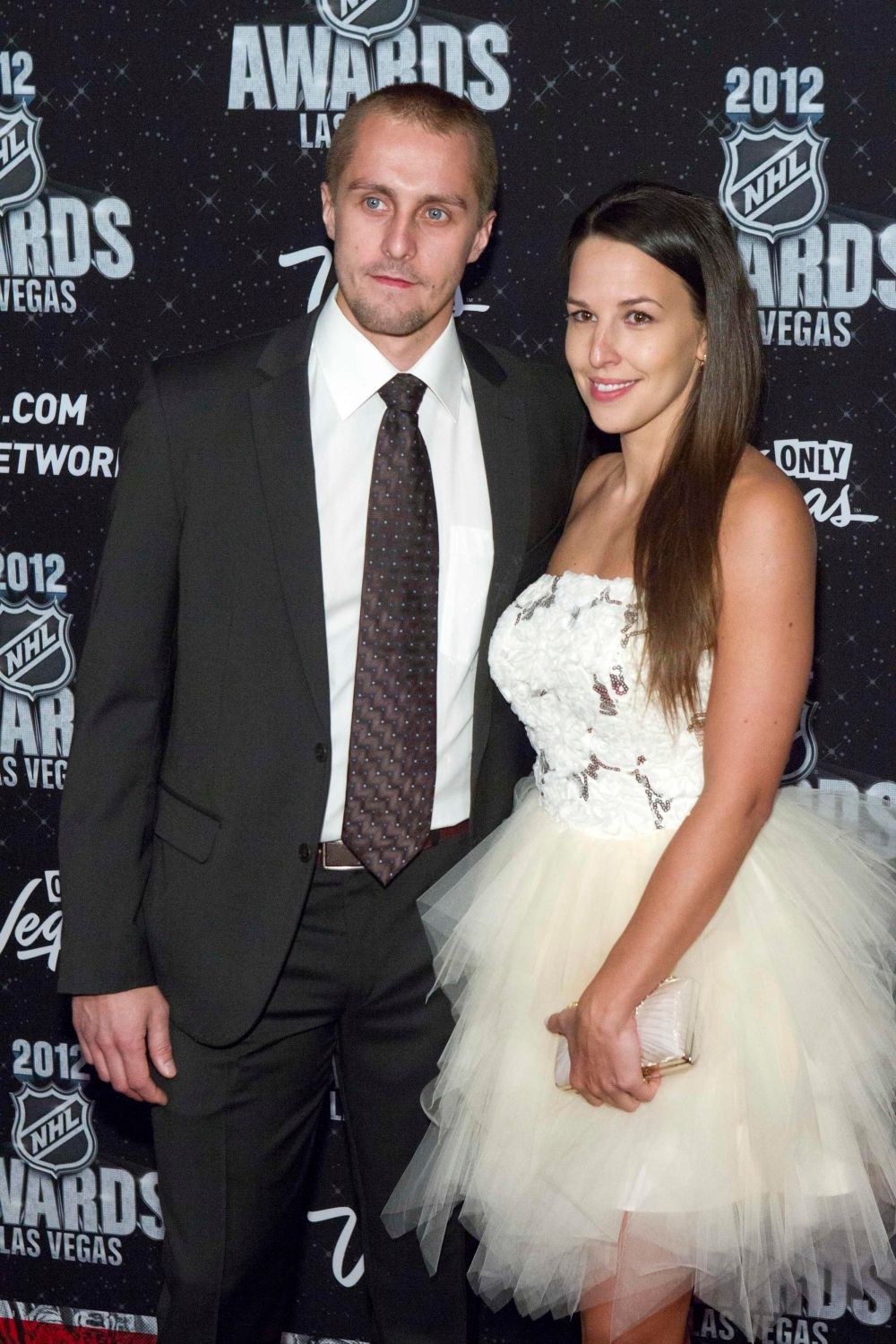 Hokejový brankář Jaroslav Halák pózuje s přítelkyní Petrou během předávání trofejí NHL v Las Vegas za sezónu 2011/12