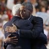Barack Obama se objímá s Billem Clintonem po skončení jeho projevu na sjezdu demokratů