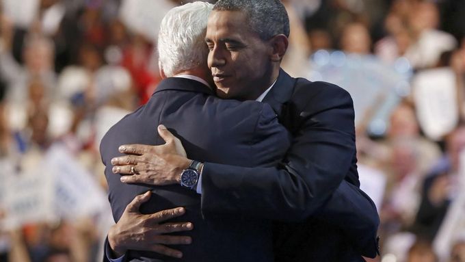Barack Obama se objímá s Billem Clintonem po skončení jeho projevu na sjezdu demokratů