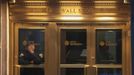 A security guard is seen at the New York Stock Exchange in downtown Manhattan as Hurricane Sandy makes its approach in New York October 29, 2012. Hurricane Sandy, the monster storm bearing down on the U.S. East Coast, strengthened on Monday after hundreds of thousands moved to higher ground, public transport shut down and the U.S. stock market suffered its first weather-related closure in 27 years. REUTERS/Andrew Kelly (UNITED STATES - Tags: ENVIRONMENT BUSINESS) Published: Říj. 29, 2012, 1:45 odp.