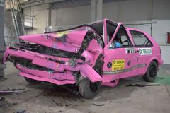 Takto dopadl Volkswagen Golf druhé generace po nárazu v rychlosti 64 km/h.