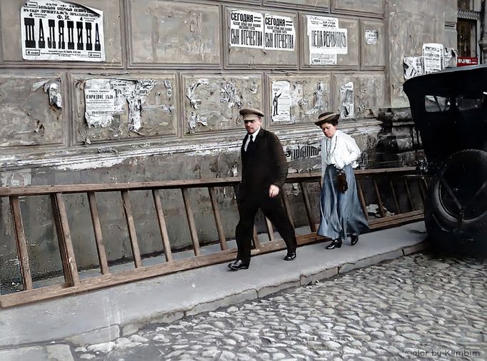 Vladimír Iljič Lenin a jeho sestra Marie Uljanovová jdou do Velkého divadla na V. všeruský sjezd sovětů, červenec 1918. Kolorovaná fotografie