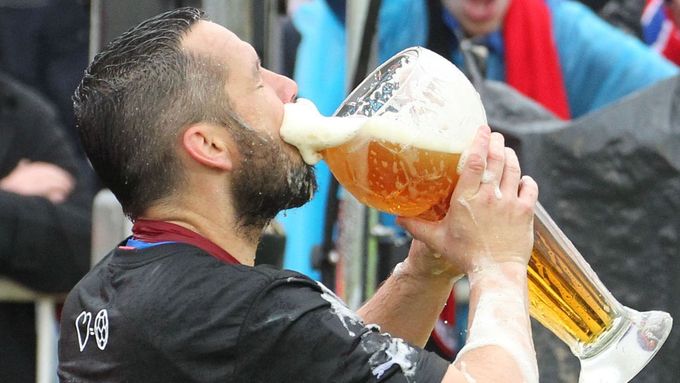 Pavel Horváth si na oslavu ligového triumfu vychutnává pivo z tupláku pro vítěze.