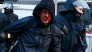 V noci navíc ve městě hořely popelnice a několik vozů. Demonstranti před budovou staré opery házeli kameny na policisty, z nichž jeden byl zraněn, informovala německá média, která se odvolávají na policejní mluvčí.