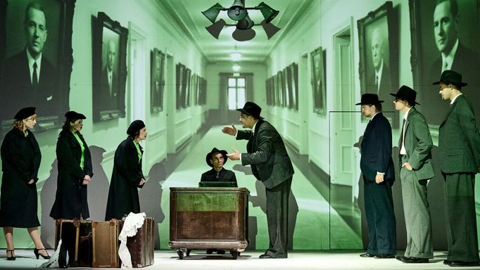 Z inscenace Projekt Manhattan v Divadle pod Palmovkou.