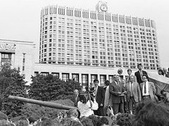 Jelcin hovoří na tanku před Bílým domem 19. srpna 1991.