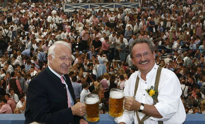 Edmund Stoiber a mnichovský starosta Christian Ude na Oktoberfestu.