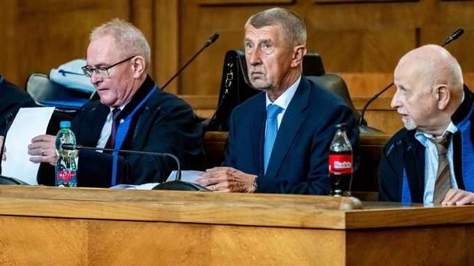Vrchní soud projednává odvolání v kauze Čapí hnízdo, ve které čelí obžalobě předseda hnutí ANO a expremiér Andrej Babiš (uprostřed) a jeho někdejší poradkyně Nagyová.