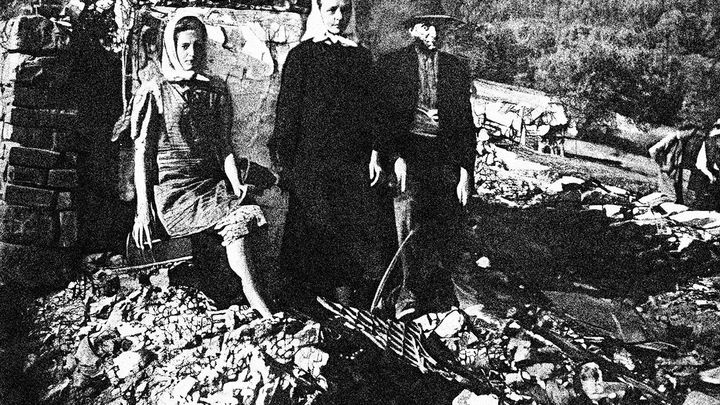 Když je SS mučilo a upalovalo, zněl ze sousedního města jásot při vítání Rudé armády